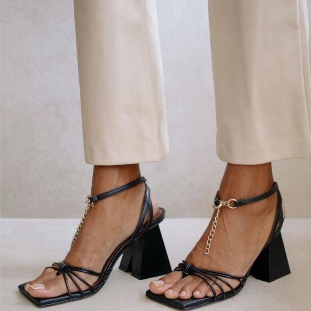 ALOHAS Black Strappy square toe Pumps